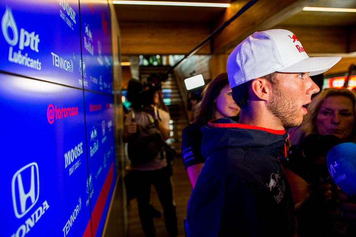 レッドブルからトロロッソへの降格にショックを隠さなかったピエール・ガスリー（写真）。昨年ドライブした古巣に戻っての再出発となったが、そのトロロッソはベルギーでバランスに苦しみ2台ともQ1落ち。ガスリーは16位、他車のペナルティーで13番グリッドからスタートとなった。レースでは、スタート直後の他車の混乱に乗じて早々に入賞圏内に駒を進め、最終的に9位入賞。チームメイトのダニール・クビアトは、ホンダの新型パワーユニットの採用でグリッド降格のペナルティーを受け、19番グリッドと後方からスタートするも7位完走。予選での苦戦から一転、2台そろってポイントを獲得した。今季総得点を51点とし、チームはランキング5位の座をキープしている。（Photo=Toro Rosso）