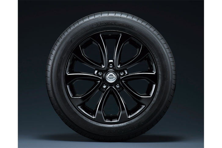 特別装備の17インチ・ブラックアルミホイール。