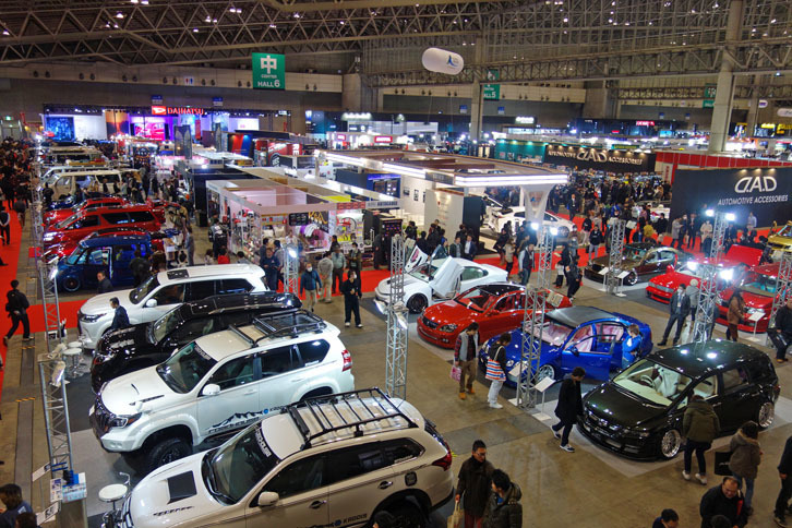 東京オートサロン2017の会場より。出展車両がところ狭しと並べられている。2018年は1月12日～14日に開催される。