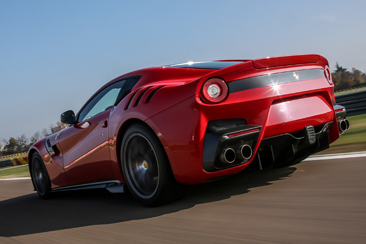 12気筒エンジン搭載モデルの「F12ベルリネッタ」をベースに開発された「F12tdf」。2015年11月に開催されたフェラーリのサーキットイベントにおいて、世界初公開された。