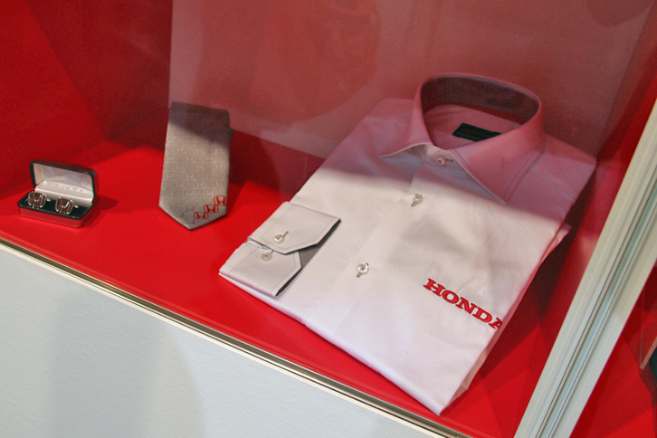ホンダのグッズコーナーには、販売店向けとも思える、このようなコレクションが。