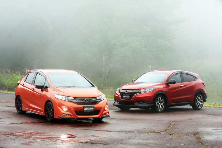 「フィットRS Honda SENSING」の無限パーツ装着車（写真左）と、「ヴェゼル ハイブリッドRS Honda SENSING」の無限パーツ装着車（同右）。