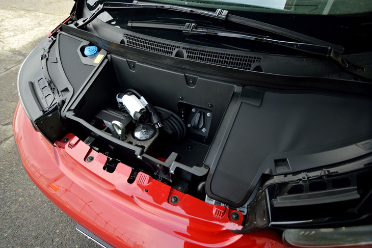 フロントのボンネット下には、パンク修理キットや充電ケーブルが収納される。