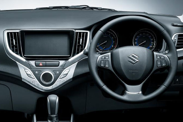 本革巻きのステアリングホイールを採用している。