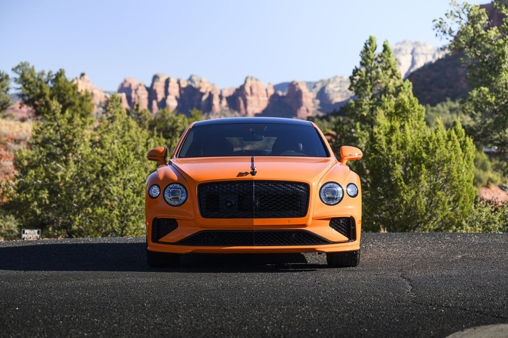 ベントレーが説明するとおりエクステリアは先代モデルをほぼ踏襲。ホイールベースが変わっていないこともあり、マイナーチェンジと言われればそう受け取ってしまうだろう。