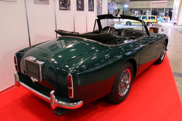 日本自動車博物館のブースに展示される「アストンマーティンDB MK III」（1958年）。