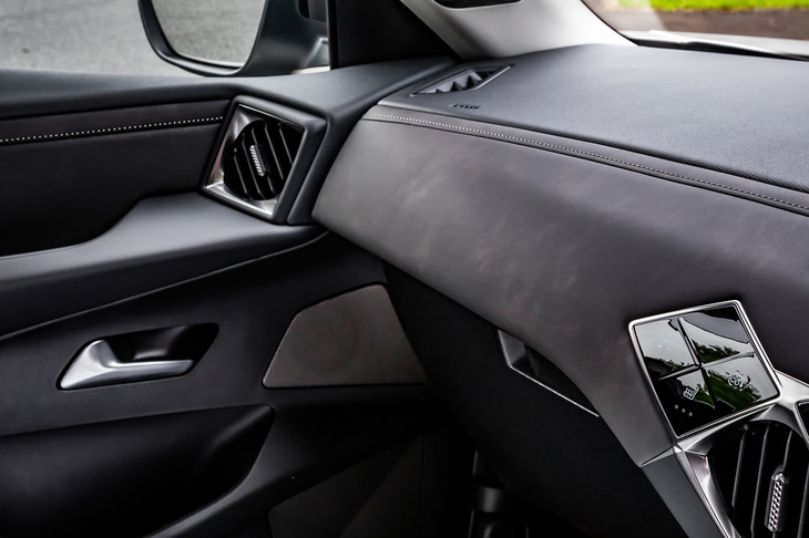 陰影が描かれたアートフィニッシュダッシュボードや、パールトップステッチが目を引く「オペラBlueHDi」のインテリア。エアコン吹き出し口がドアパネル側に設けられているのも特徴だ。