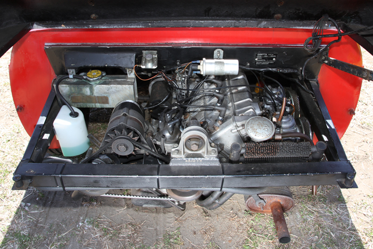 「ジネッタG15」の後端に積まれた、F1用エンジンで名を上げたコベントリー・クライマックス設計の、「ヒルマン・インプ」用アルミ合金製875cc直4 SOHCエンジン。シリンダーが大きく傾斜しているのは本来の姿だが、ロードクリアランスが低くオイルパンを打ちそうで怖い。