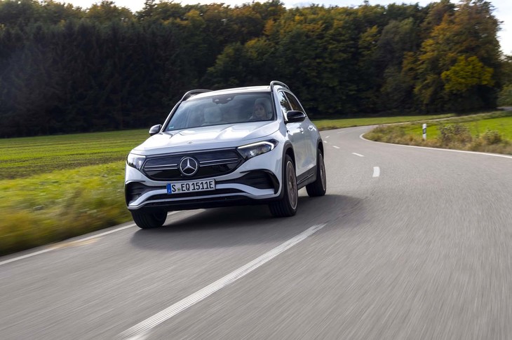 動力性能のうえでは、最高出力228PSの「EQB300 4MATIC」（写真）で十分。ただ、同292PS（215kW）の「EQB350 4MATIC」との差ははっきりと体感できた。