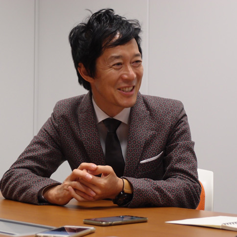 当サイトの長寿連載「マッキナ あらモーダ！」でおなじみ、コラムニストの大矢アキオ氏。イタリア在住20年、ヨーロッパのクルマ事情をよく知る人物として各メディアで活躍中。