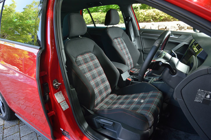 「ゴルフGTI」の前席。背もたれと座面は、これまでのGTIと同様、タータンチェック柄のファブリックでドレスアップされる。