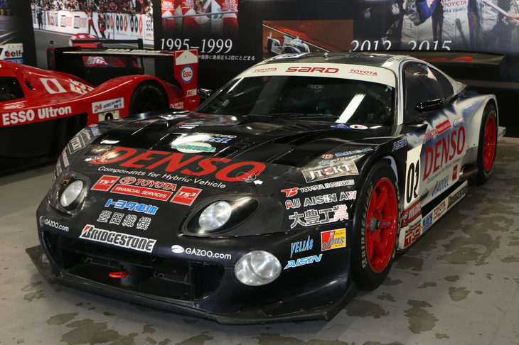 「デンソー・サード・スープラHV-R」（39号車）。2007年の十勝24時間耐久レースに参戦し、総合優勝。ドライバーは飯田 章、平中克幸、アンドレ・クート、片岡竜也。4.5リッターのV8 DOHCエンジンは480ps以上の最高出力を発生した。「HV」の名が示すようにハイブリッドモデルで、フロント側に最高出力10kWのインホイールモーターを2基、リア側に150kWのモーターを1基搭載していた。
