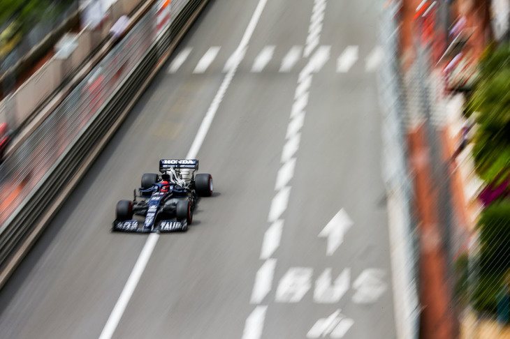 今年の3人のルーキーのうち唯一モナコ未経験だったアルファタウリの角田裕毅（写真）は、木曜日のプラクティスでガードレールにヒットし、モンテカルロの手痛い洗礼を受けた。とはいえ角田だけでなく、同じ新人のミック・シューマッハーも2度クラッシュ、2冠の王者フェルナンド・アロンソも壁にぶつかるシーンが見られた。予選ではQ1落ちで16位、レースではスタートで17位に後退。ハードタイヤを履き、誰よりも長い65周目までタイヤ交換を引っ張り、16位でゴール。厳しい結果だが、これもまた勉強である。先輩格ピエール・ガスリーが予選6位から6位フィニッシュでポイントを稼いでくれたことで、チームはアストンマーティンを1点差で追いかける、コンストラクターズランキング6位につけている。（Photo=Getty Images / Red Bull Content Pool）