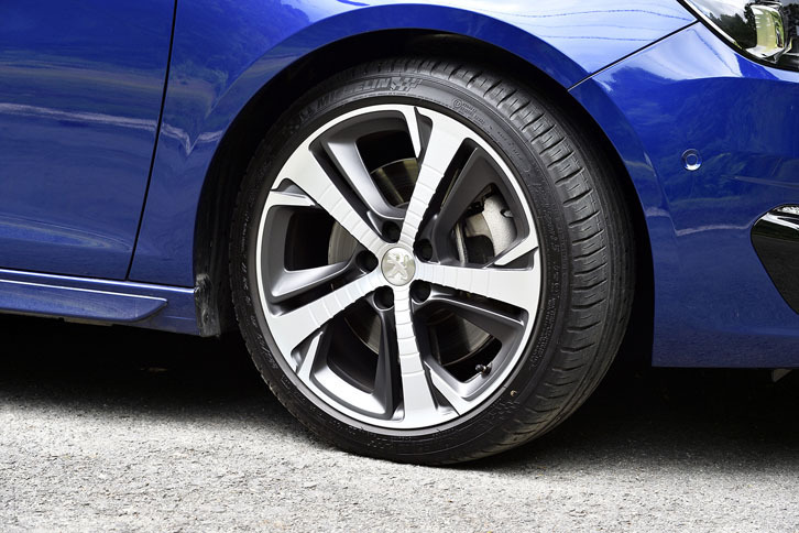 「308 GT BlueHDi」のタイヤサイズは前後とも225/40ZR18。銘柄は「ミシュラン・パイロットスポーツ3」。