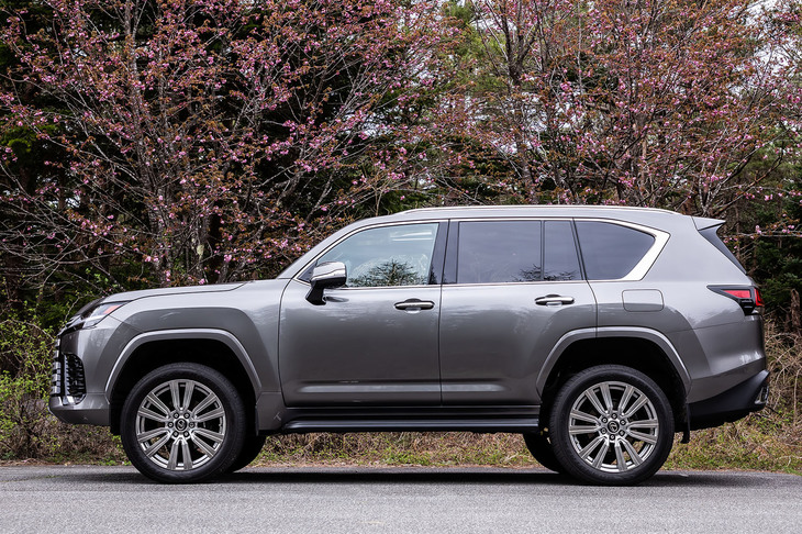 「LX」にはドライブモードやマルチテレインセレクト、トランスファーの選択状況に応じて最適な車高を自動で調整する「AHC（アクティブハイトコントロールサスペンション）」が標準装備される。写真は車高を最も上げた様子。