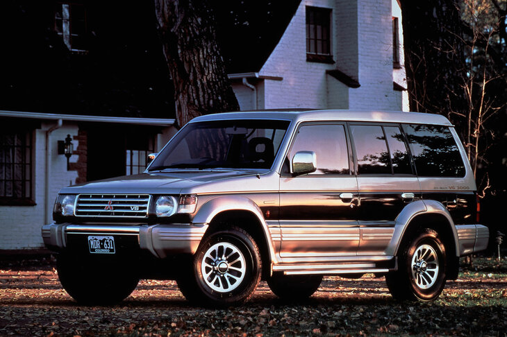 当時、圧巻の人気を博した2代目「三菱パジェロ」（1991-1999年）。「スバル・レガシィ アウトバック」が登場したころは、こうしたクロスカントリー車が世を闊歩（かっぽ）していた時代で、アウトバックのコンセプトは、いささか中途半端に見えたものだったが……。