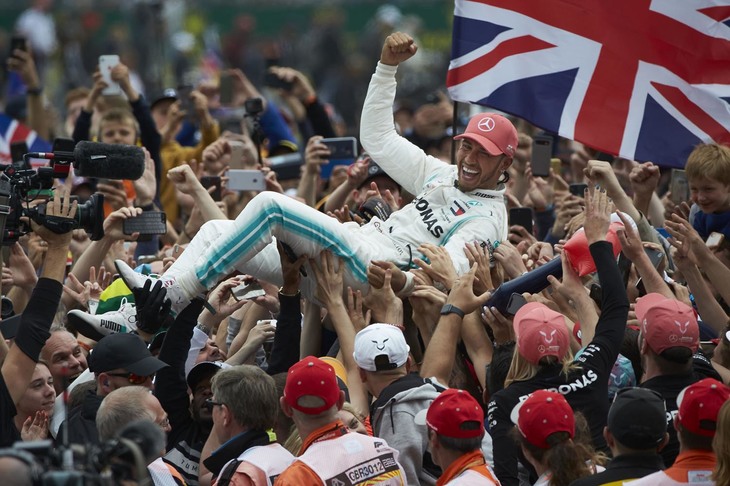2019年シーズンの前半12戦で8勝を記録したメルセデスのルイス・ハミルトン（写真）。集めたポイントは250点。ランキング2位のバルテリ・ボッタスに2勝分以上となる62点もの差をつけ、チャンピオンシップ首位を独走中。自身6度目のタイトルに向けて突き進んでいる。（Photo=Mercedes）