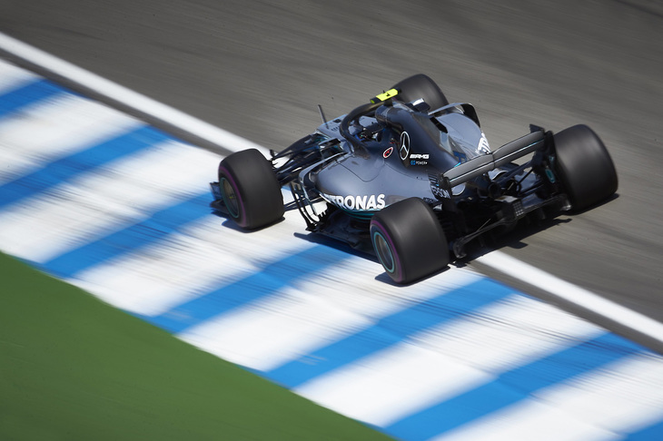 強敵フェラーリの台頭に焦り、慌てることも多かったメルセデスの前半戦。「W09」（写真）は、スペインGPやフランスGPなどで勝利するも、往時の圧倒的な強さは薄れてきており、フェラーリの後塵（こうじん）を拝することもしばしば。ドイツGPでベッテルがリタイア、無得点だったことで、再びコンストラクターズランキング首位の座についた。（Photo=Mercedes）