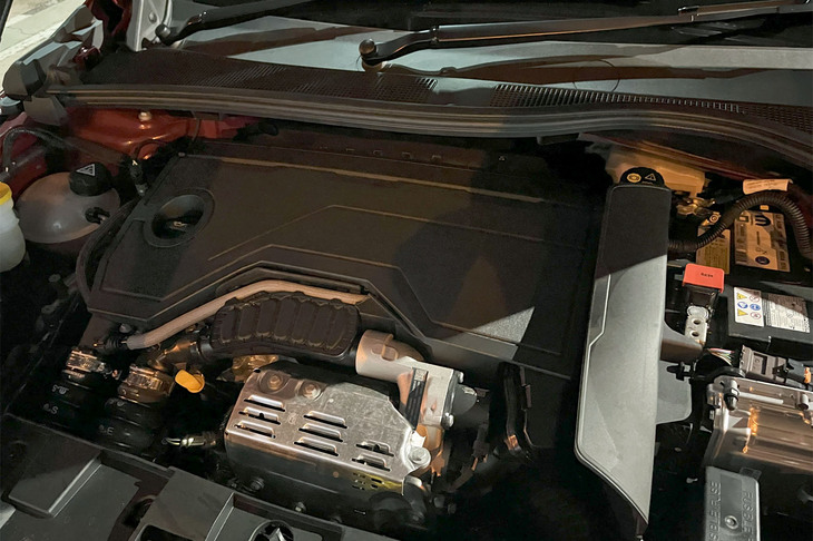 1.2リッター直3ターボエンジンにフロントモーターを組み合わせたマイルドハイブリッドシステムを搭載。そのシステム最高出力は145PSである。