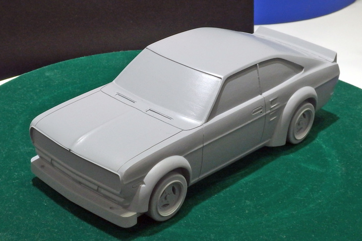 BEEMAX／アオシマのコーナーには、今後の展開が楽しみな開発中の原型も数点展示された。これは1/24「ダットサン・サニー1200クーペGX レーシング仕様」（KB110）。