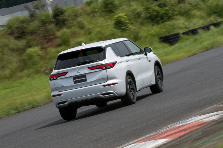 新型「アウトランダー」は総電圧350V、総電力量20kWhのリチウムイオンバッテリーを搭載。新たな冷却システムの採用により、バッテリー性能の安定化も実現している。