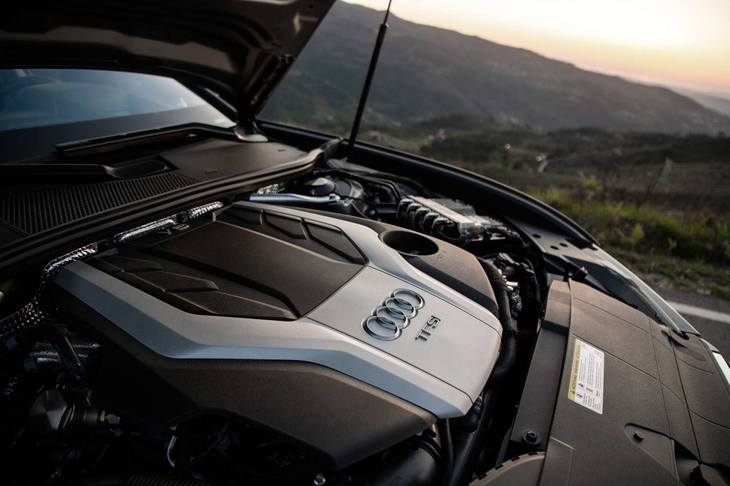 新型「A6」は48V電気システムを備えていて、ガソリンエンジンもディーゼルエンジンもマイルドハイブリッド技術を採用。3.0 TFSIエンジンは7段デュアルクラッチ式「Sトロニック」トランスミッションと組み合わされる。