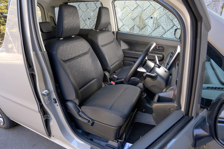 シート表皮はひし形の模様が描かれたファブリック。「ZL」のシートヒーターはFF車は運転席のみ、4WD車は運転席＆助手席と細かくつくり分けられている。