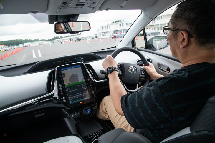 特設コースでの体験試乗に臨む筆者。