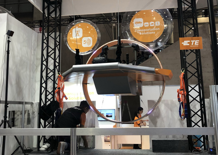 タイコエレクトロニクスジャパンが出展した空飛ぶクルマ「rFlight」のVR飛行体験ツアー用デモンストレーター。