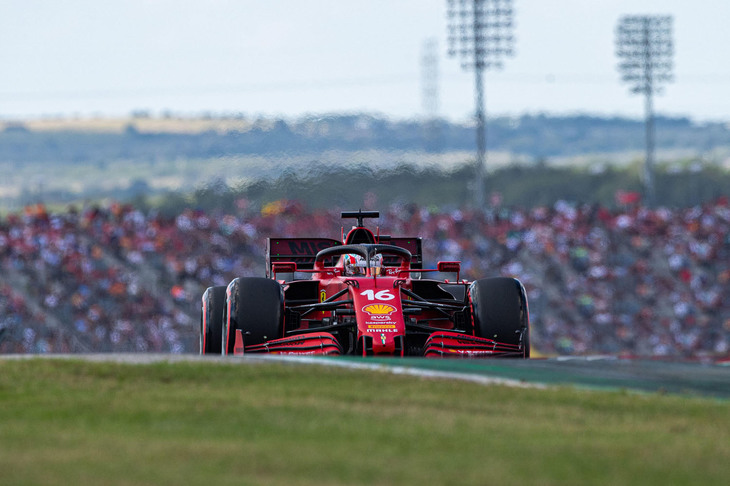 コンストラクターズランキングで3位のマクラーレンに7.5点差をつけられていたフェラーリは、シャルル・ルクレール（写真）が4番グリッドから4位入賞。一方カルロス・サインツJr.は、5番グリッドながらソフトタイヤスタートというハンディを背負い苦戦、マクラーレンのダニエル・リカルドとメルセデスのボッタスに先を越され、7位でフィニッシュとなった。マクラーレンとのポイント差は3.5点と、接戦が続いている。
	（Photo=Ferrari）