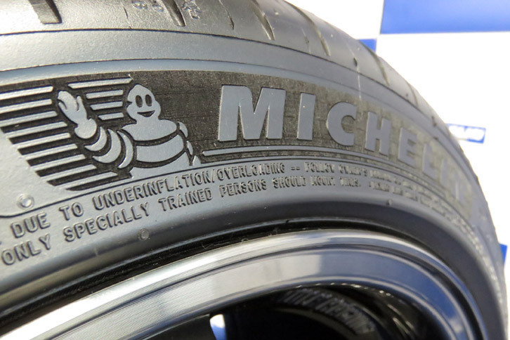 サイドウォールのデザインには、コントラストの強さと織物のような手触りが特徴のベルベット加工が用いられている。