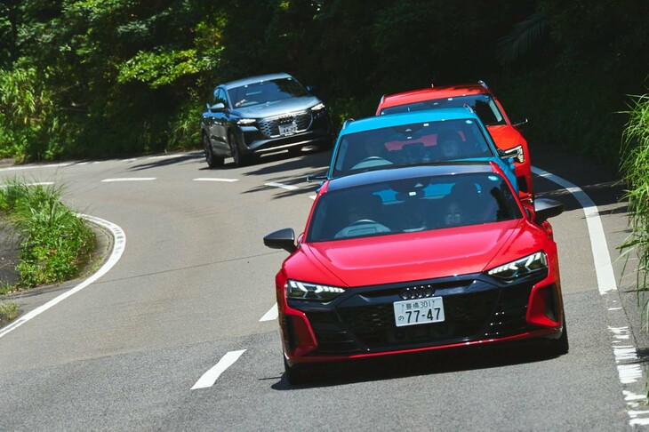 屋久島を巡るアウディの最新BEV。先頭を行くのは「アウディRS e-tron GT」。