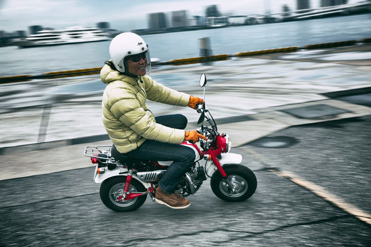 ボディーサイズは全長×全幅×全高＝1365×600×850mmと非常にコンパクト。ライダーがまたがると、ご覧の通り小ささが際立つ。