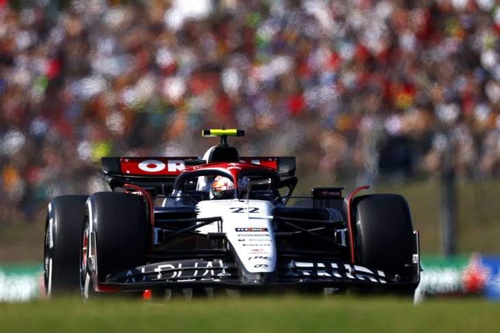 F1で8勝をあげたリカルドの復帰で注目を集めたアルファタウリ。今季これまでチームをけん引し2点を獲得していた角田裕毅（写真）にとっても正念場来るといったところだ。しかし、初日に新型のフロントウイングを壊したことで旧型を装着し戦わざるをえなかったことも影響し、予選ではリカルドに0.013秒という僅差で敗れ、キャリアで初めて4戦連続Q1敗退を喫し17位。リカルドが13番グリッドと好位置を獲得したこともあり、チームの先輩格として悔しさをにじませていた。レースではスタートタイヤにソフトを選択し11位に上がるも、10周目の最初のピットストップでタイヤ交換に手間取りタイムロス。さらにハードタイヤでのスティントで順位を落としてしまい15位だった。（Photo=Getty Images / Red Bull Content Pool）
	 