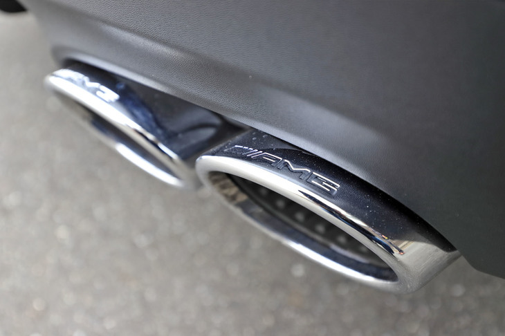 左右4本出しの楕円（だえん）マフラー。「GLA45 S」には専用オプションとして、刺激的なサウンドを発する「AMGパフォーマンスエキゾーストシステム」が用意される。