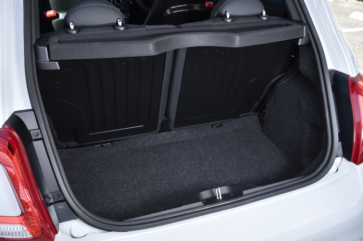通常使用時の荷室容量は185リッター。後席背もたれを前方に倒すと、容量を最大550リッターに拡大できる。