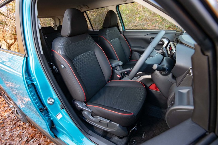 「Z」には赤のパイピング入りのシート表皮が標準装備となる。