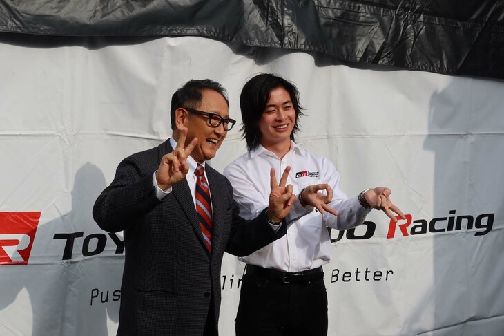 大湯都史樹選手（写真右）は、福住仁嶺選手とともに、ホンダ系チームのARTAから転籍。豊田章男会長（写真左）やGAZOO Racing Companyプレジデントの高橋智也氏によれば、今回の移籍に際しては、HRCとの話し合いの場が持たれ、最終的には選手の意思が尊重されたという。
