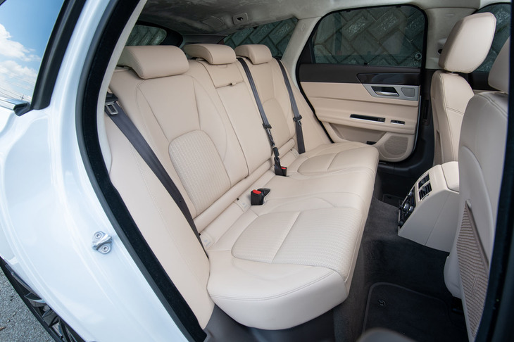 後席空間についても基本的にセダンを踏襲しているが、そもそもセダンが“クラス最大”の足元スペースをうたっているだけに、実に広々としたもの。