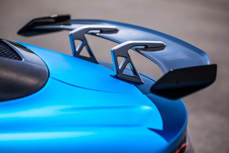 「A110 R」専用の「スワンネックマウントリアスポイラー」。スポイラー本体の形状は「A110 S」と同じだが、ステーへの取り付け位置が下部から上部に変更され、取り付け傾斜角も抑えられたものになっている。