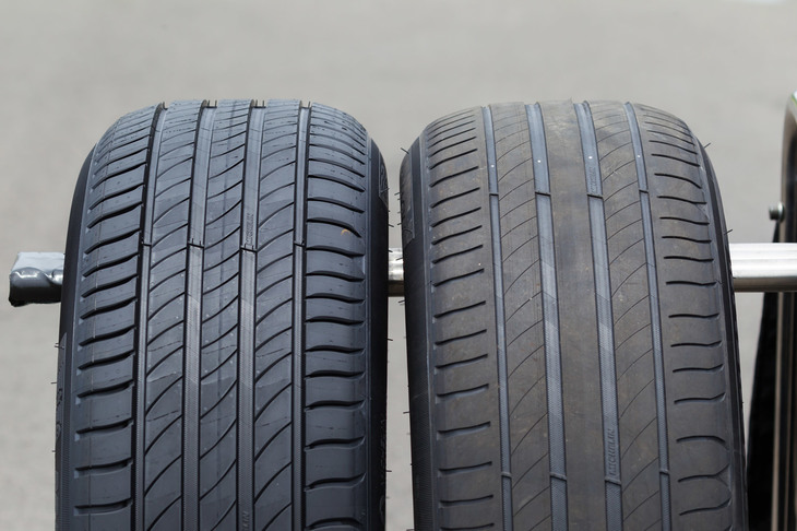 今回の試走では、新品状態と残溝2ｍｍまで磨耗させた状態の、2つの「プライマシー4」を使用。ちなみに、タイヤの残溝が1.6mm以上ないと車検に合格しない。