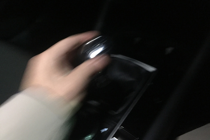 超高速のギアチェンジをかますオレ。最高出力111PSの1.5リッター直4エンジンにも6段MTを用意するあたり、マツダはカーマニアのことをわかってくれている。