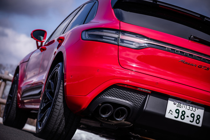 「マカンGTS」には、ブラックのスポーツテールパイプとスポーツエキゾーストシステム、マットブラック仕上げのエンブレムやリアエプロンディフューザーが標準で装備される。