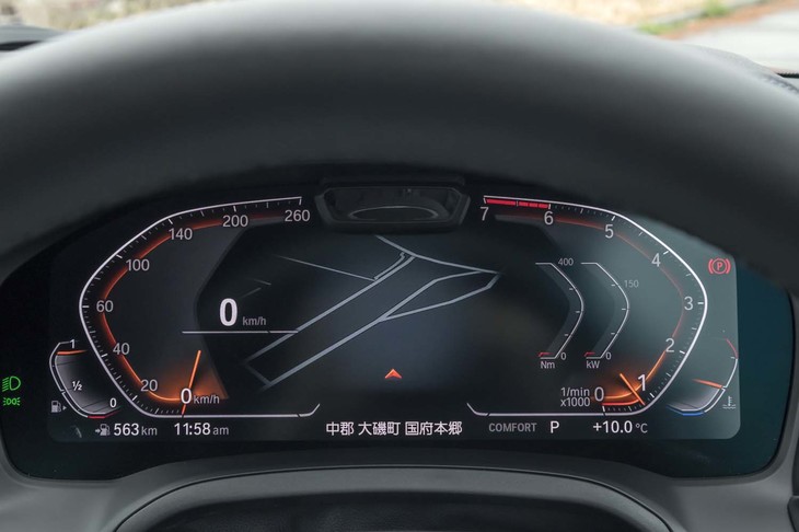 メーターパネルは12.3インチのカラー液晶タイプ。左にスピードメーター、右にタコメーターがレイアウトされており、中央にはカーナビのマップが表示できる。