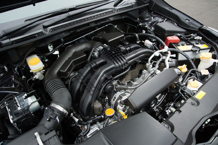 エンジンは、自然吸気の1.6リッターと2リッターの水平対向4気筒DOHC。後者については、圧縮比を10.5から12.5に高めたり、燃料噴射システムをポート噴射から筒内直接噴射に変更したりと、大幅な改良が施された。