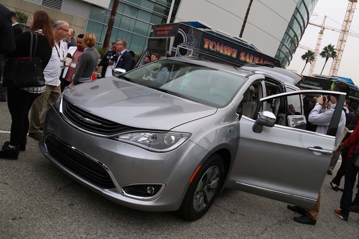 2016年11月、ロサンゼルスモーターショーで。「クライスラー・パシフィカ ハイブリッド」の披露会場。