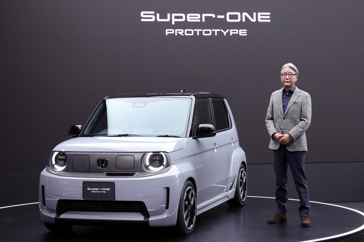 「ジャパンモビリティショー2025」のホンダブースで「スーパーONE プロトタイプ」を紹介した本田技研工業の取締役 代表執行役社長 三部敏宏氏。