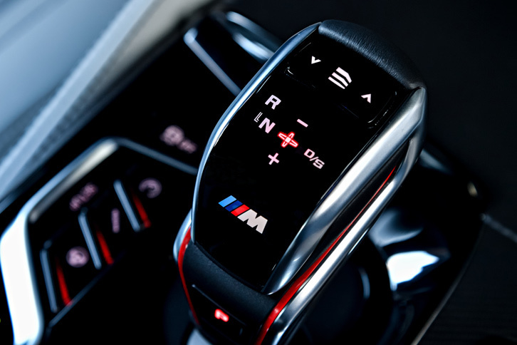 トランスミッションはトルコン式の8段AT。変速プログラムには3つのモードが用意されており、最もスポーティーなモードでは複数のギアを飛び越えたシフトダウンが可能なほか、レブリミットに達しても自動でシフトアップしなくなる。