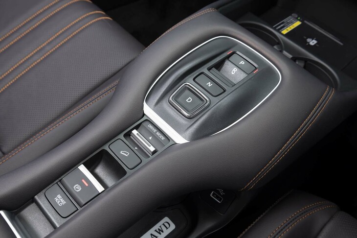 「e：HEV」車のシフトセレクターはプッシュボタン式。「R」は手前に引いて押し込むようになっており、誤操作しづらい。