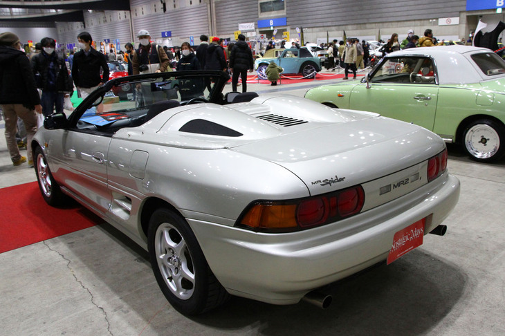 これも「選ばれし10台」より、1998年「トヨタテクノクラフトMRスパイダー」。2代目「トヨタMR2」（SW20）ベースの特装車。生産92台、販売89台のうち、8台しかないVVT-iエンジン搭載の最終型とのこと。